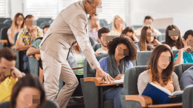 كيف يواجه الأستاذ سحر الطالبات؟