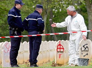 Quatre interpellations après la profanation de tombes musulmanes dans le nord