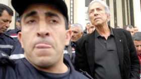 أعوان الحماية المدنية يجبرون لهبيري على النزول إلى دار الشعب