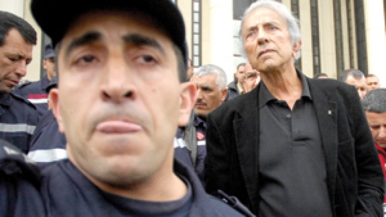 أعوان الحماية المدنية يجبرون لهبيري على النزول إلى دار الشعب