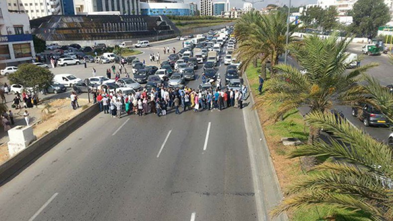 مكتتبو “عدل” والترقوي ينتفضون ويقطعون الطريق السيار بالعاصمة