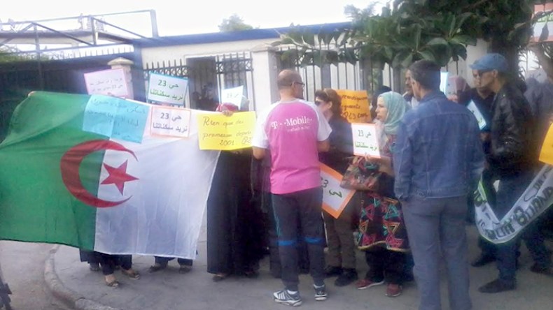 مكتتبو “عدل 1” بحي 23 بسيدي بنور يحتجون بسعيد حمدين