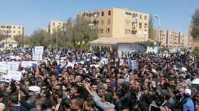 آلاف الأساتذة والتلاميذ في وقفة تضامنية مع المعلمة المسجونة بالجلفة