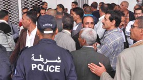 أعوان الشرطة الموقوفون يحتجون