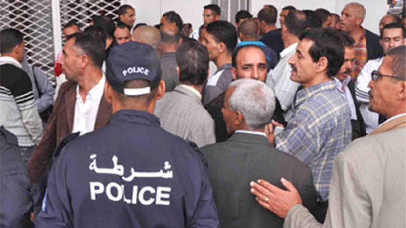 أعوان الشرطة الموقوفون يحتجون