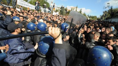Faints and wounded among students in protests in Algeria
