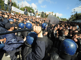 Faints and wounded among students in protests in Algeria