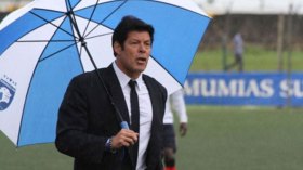 مدرب سابق لـ “الحمراوة” يصف التنزانيين بِالقردة والكلاب!