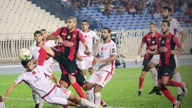 نصف النهائي بين أرجل اللاعبين