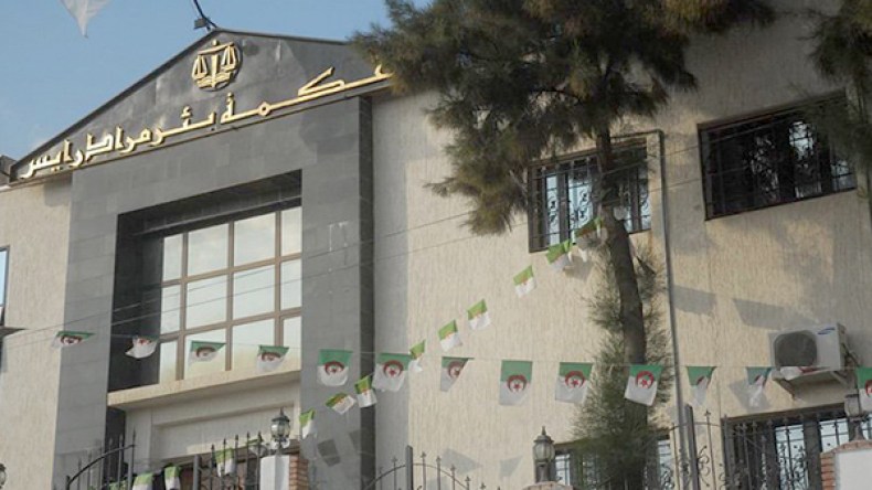 شركة دواء تقاضي عون تجاري بتهمة الخيانة والسرقة