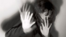 يوشم‭ ‬اسمه‭ ‬على‭ ‬بطن‭ ‬زوجته‭ ‬حتى‭ ‬لا‮ ‬تعيد‭ ‬الزواج‭ ‬