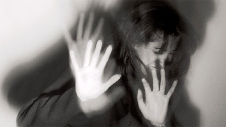 يوشم‭ ‬اسمه‭ ‬على‭ ‬بطن‭ ‬زوجته‭ ‬حتى‭ ‬لا‮ ‬تعيد‭ ‬الزواج‭ ‬