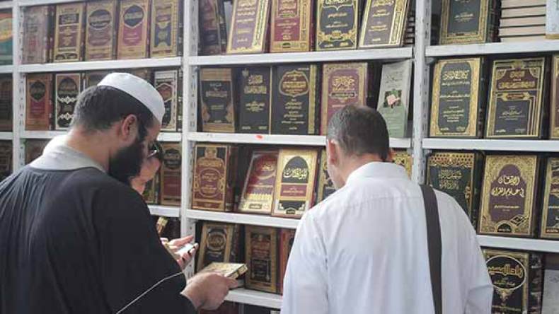 الكتاب الديني مايزال في الصدارة وإقبال كبير على كتب الفقه والفتاوى