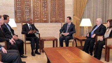 Kofi Annan essaye de proposer des solutions alors que les violences continuent.