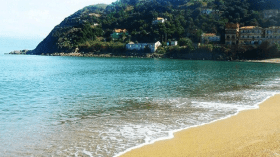 متاحف طبيعية مهملة.. آثار تتعرّض للتخريب ومصطافون يبحثون عن الفنادق!