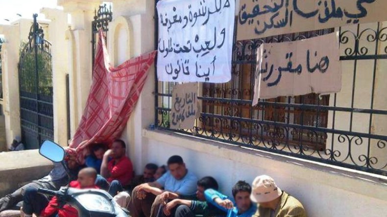 المقصون من السكن الإجتماعي بمفتاح يواصلون احتجاجاتهم