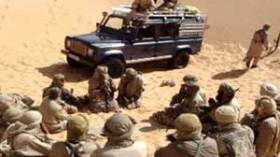 مظليون جزائريون يقتحمون مغارات القاعدة في الصحراء