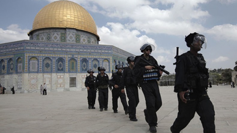 الشرطة الإسرائيلية تقتحم ساحات المسجد الأقصى