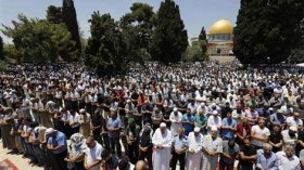 250 ألف فلسطيني يصلون أول جمعة رمضانية في القدس