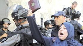 الاحتلال يسمح للفلسطينيين بأداء الجمعة في الأقصى دون قيود
