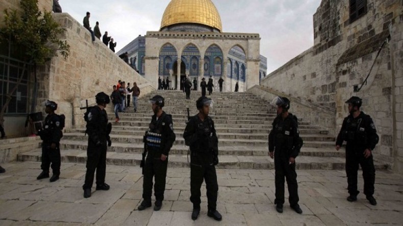 الشرطة الإسرائيلية تقتحم المسجد الأقصى