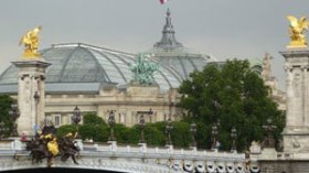 “بصقت على إسرائيل القاتلة والمجرمة أمام الجيش الفرنسي”