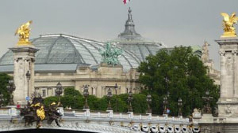 “بصقت على إسرائيل القاتلة والمجرمة أمام الجيش الفرنسي”