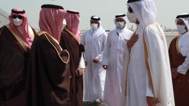 وزير الخارجية السعودي في زيارة مفاجئة إلى قطر