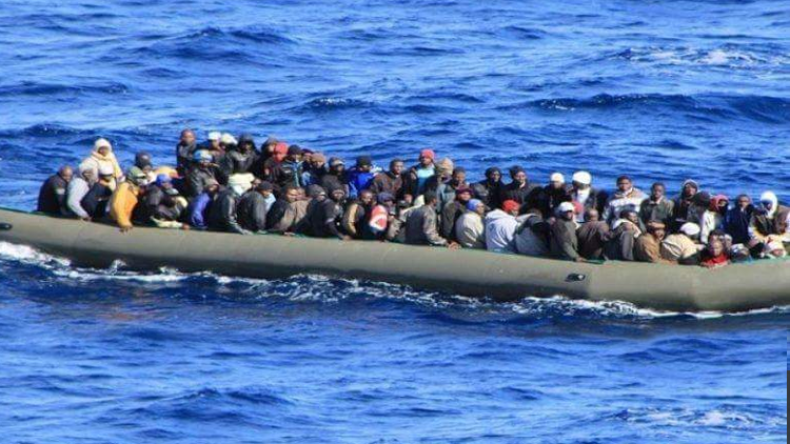 انقلاب قارب يقل 70 حراقا إفريقيا في عرض البحر