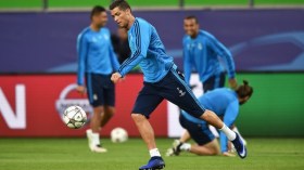 رونالدو بارع في ترويض الكرة وفاشل في مداعبة القلم!