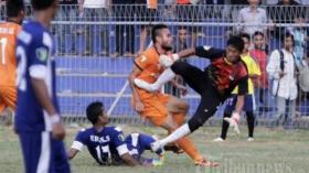 وفاة لاعب أندونيسي متأثرا بإعتداء خشن في مباراة محلية