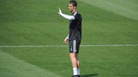 رونالدو يؤذي طفلا ويهديه قميصه