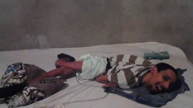 مصطفى معاق حركيا دون أب ولا أم ينتظر الرحمة من أهل الإحسان