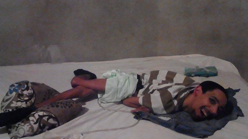 مصطفى معاق حركيا دون أب ولا أم ينتظر الرحمة من أهل الإحسان