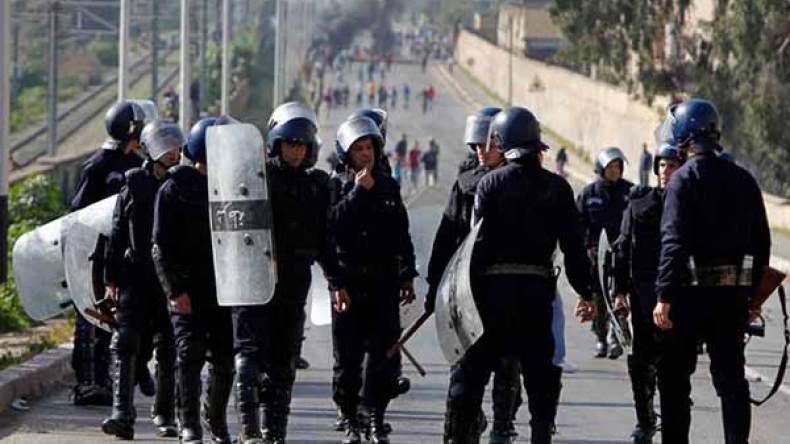 مواجهات بين الطلبة والشرطة بعد منع مسيرتهم الليلية بتيزي وزو