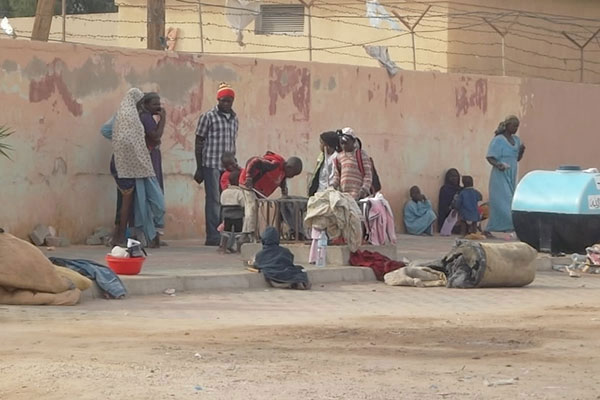 Trois migrants africains s’attaquent à la police à Alger !