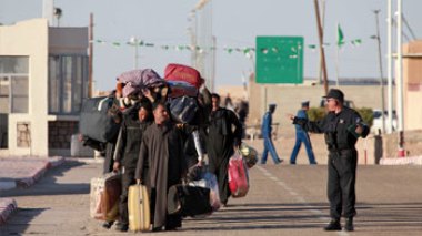 Les kadhafa en tête: des familles libyennes se réfugient en Algérie