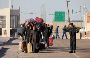 Les kadhafa en tête: des familles libyennes se réfugient en Algérie