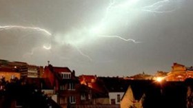 الصواعق الرعدية تقتل العشرات وتثير الرعب عبر الوطن