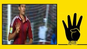 الإنقلابيون يطالبون بقطع يد لاعب الأهلي لرفعه إشارة رابعة !