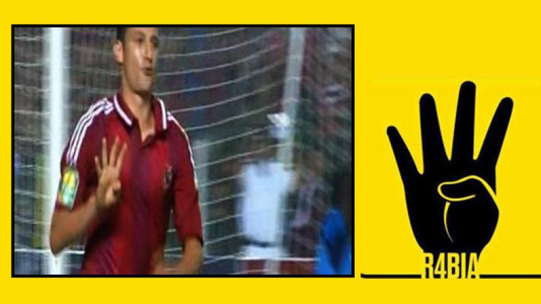 الإنقلابيون يطالبون بقطع يد لاعب الأهلي لرفعه إشارة رابعة !