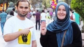 مصمما شعار رابعة: “اللون الأصفر يرمز للقدس والأسود للكعبة”