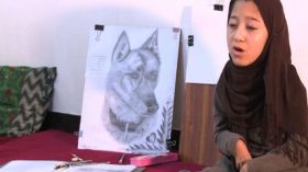 ربابة محمدي.. معاقة أفغانية تبدع لوحات بفمها