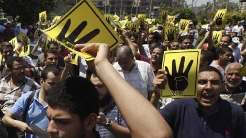 قتيل و21 مصابا في اشتباكات بين مؤيدين لمرسي ومعارضين له في مصر