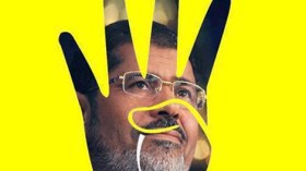 الرئيس مرسي ومن معه يردون على القاضي بإشارة “رابعة”