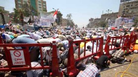 الأمن المصري يغلق مداخل رابعة أمام السيارات ويسمح للمواطنين بالمرور