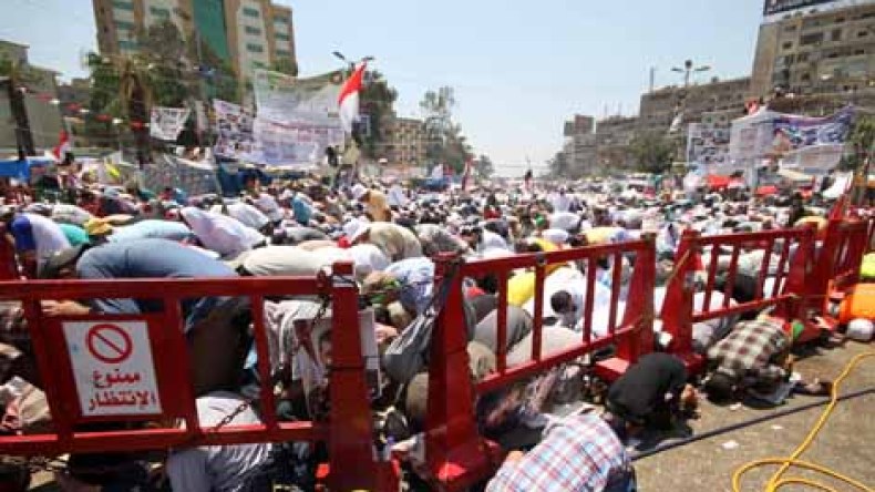 الأمن المصري يغلق مداخل رابعة أمام السيارات ويسمح للمواطنين بالمرور