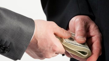 كلّنا لصوص!