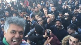 نكاز يدخل العاصمة ويحشد مئات المناصرين وراءه