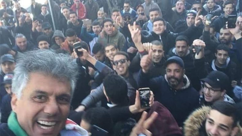 نكاز يدخل العاصمة ويحشد مئات المناصرين وراءه